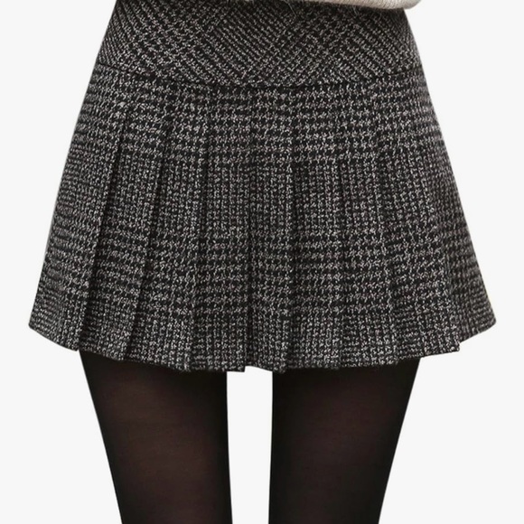Elegant Black and White Checkered Mini Skirt - Picture 5 of 6